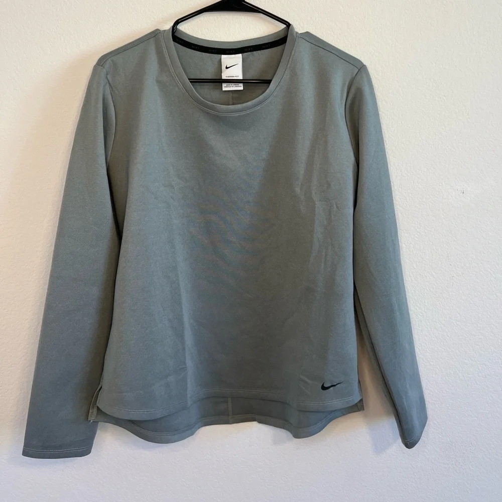 Nike‎ Women’s Gray Thermal Fit Top Size Large NWT